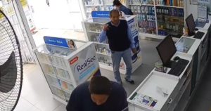 Un grupo de cuatro adultos mayores robaron este viernes artículos de una farmacia por un valor de 33 mil pesos mexicanos en la ciudad de Lima, Perú.
