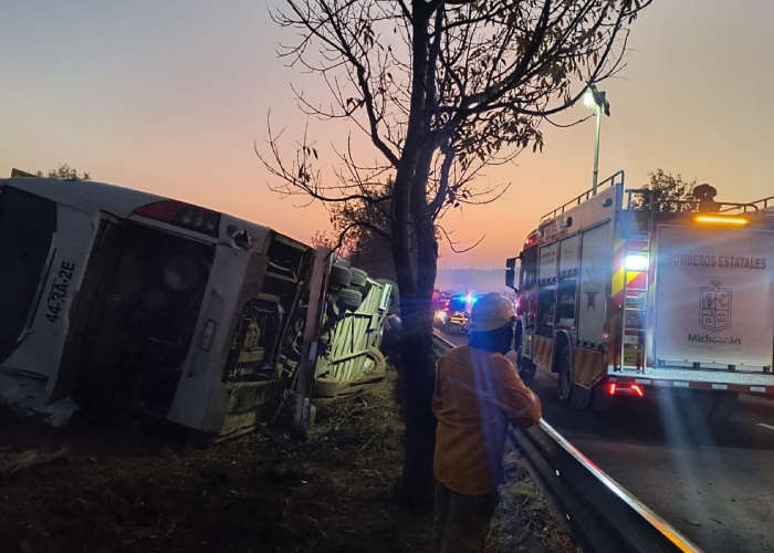 The Attorney General's Office of Michoacán (FGE) reported this Saturday morning the overturning of a passenger bus on the Morelia-Pátzcuaro highway. 