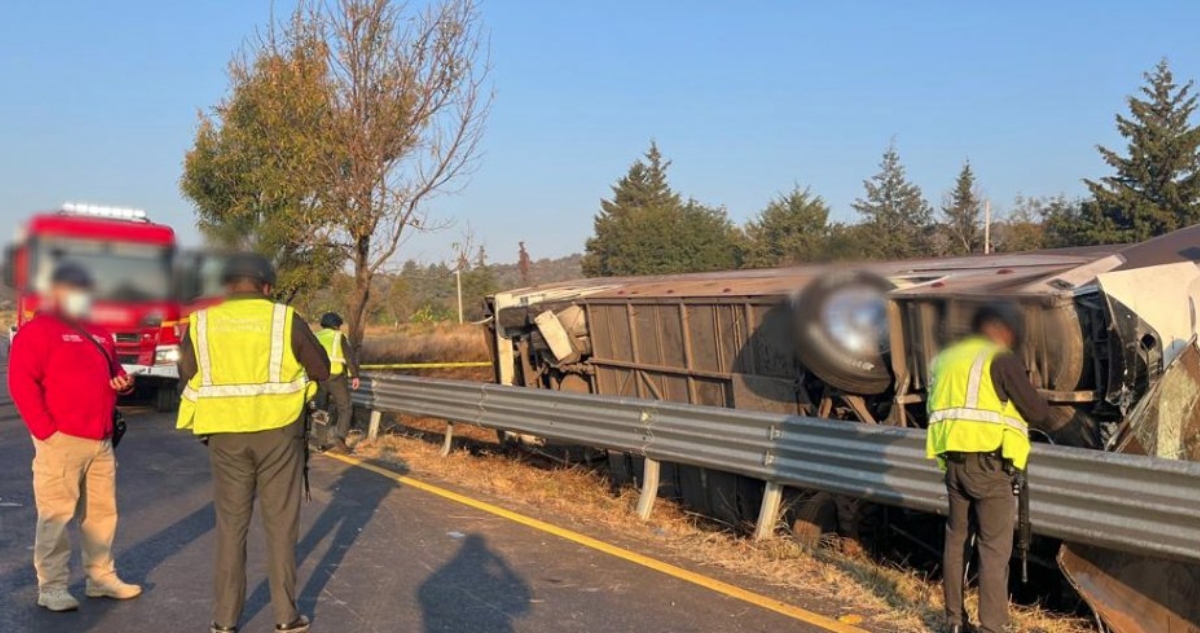 La Fiscalía General de Michoacán (FGE) reportó la mañana de este sábado la volcadura de un autobús de pasajeros en la carretera Morelia-Pátzcuaro.