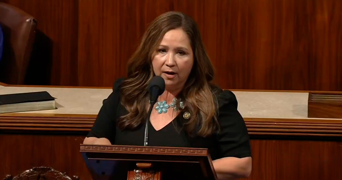 Adelita Grijalva prestó juramento como la miembro más reciente del Congreso de EU; firmó una petición de proyecto de Ley que permita divulgar archivos Epstein.