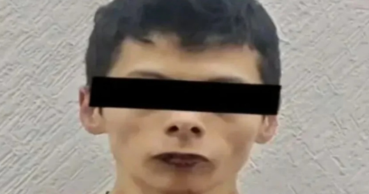 Elementos de la SSC de la CdMx detuvieron a un sujeto señalado por agredir con un cuchillo en el interior de una escuela a un profesor de educación física.