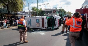 VIDEO ¬ Ambulancia vuelca en Eje Central, en la CdMx, y deja a 3 paramédicos heridos