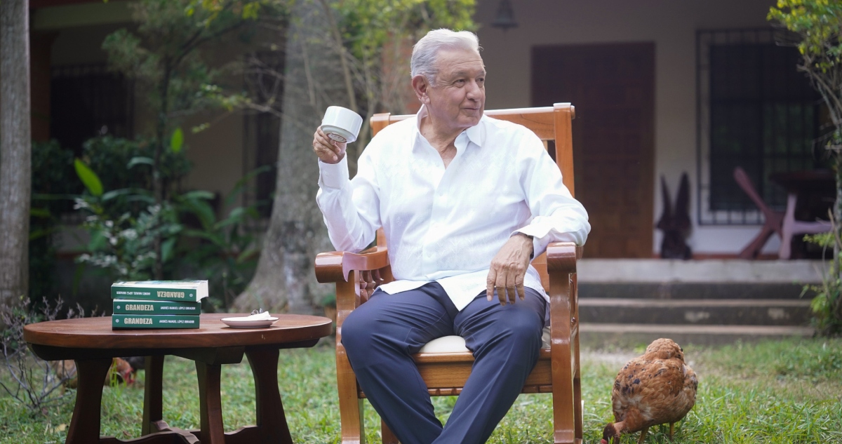 AMLO pidió a los simpatizantes de la 4T que sigan apoyando a la Presidenta Claudia Sheinbaum Pardo y advirtió que "todavía es temporada de zopilotes".