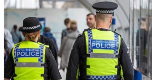 La Policía británica informó que 10 personas resultaron heridas tras un apuñalamiento múltiple ocurrido en el interior de un tren en Reino Unido.