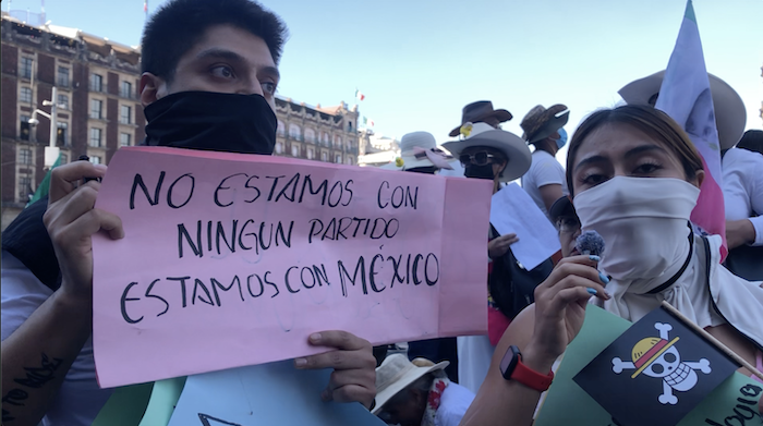 "No estamos con ningún partido", se leía en el cartel que un hombre llevó a la movilización de la Generación Z.