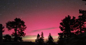 El día de ayer se registró un fenómeno poco usual para nuestras latitudes: las auroras boreales se manifestaron intensamente en el norte de México.
