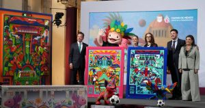 Jóvenes realizan una rutina de freestyle al finalizar la develación del reloj que llevará la cuenta regresiva a un año de la Copa Mundial de la FIFA 2026.