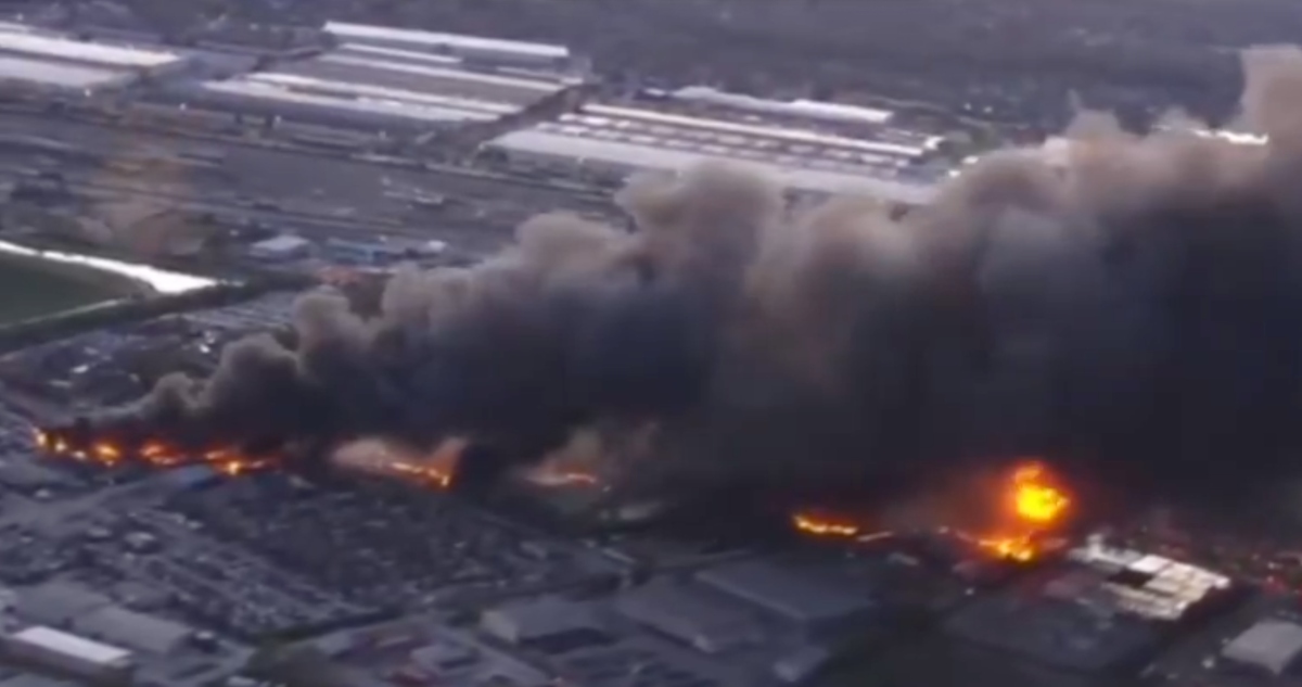 Un avión de UPS se estrelló dejando un saldo de tres personas muertas y 11 heridas.