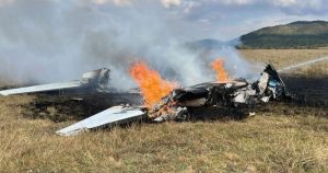 Aeronave provoca incendio tras caer en zona rural de Michoacán