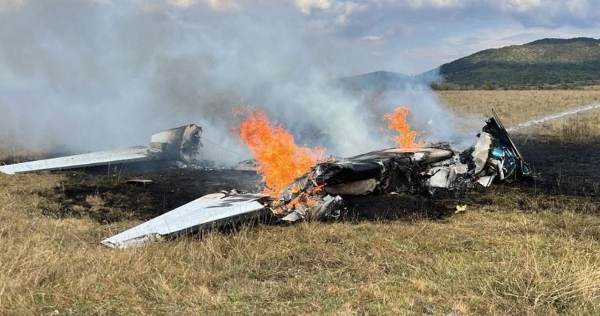 Aeronave provoca incendio tras caer en zona rural de Michoacán