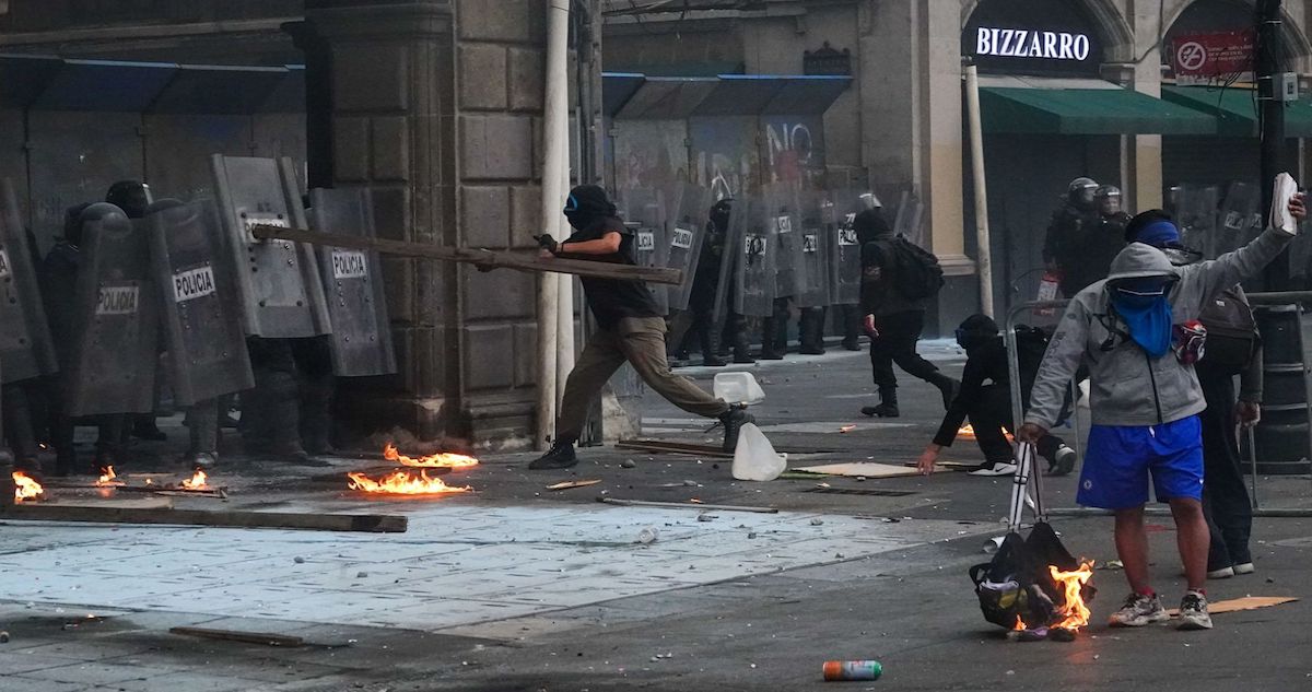 Personas encapuchadas agredieron a policías con cuetones, bombas molotov, piedras y palos en la protesta del 2 de octubre de 2025 en CdMX. . Los jóvenes encapuchados agredieron a los uniformados con cuetones, bombas molotov, piedras y palos. Los integrantes de la SSC solo los contuvieron hasta que llegaron más refuerzos y pudieron replegarlos, el saldo es de varios heridos.