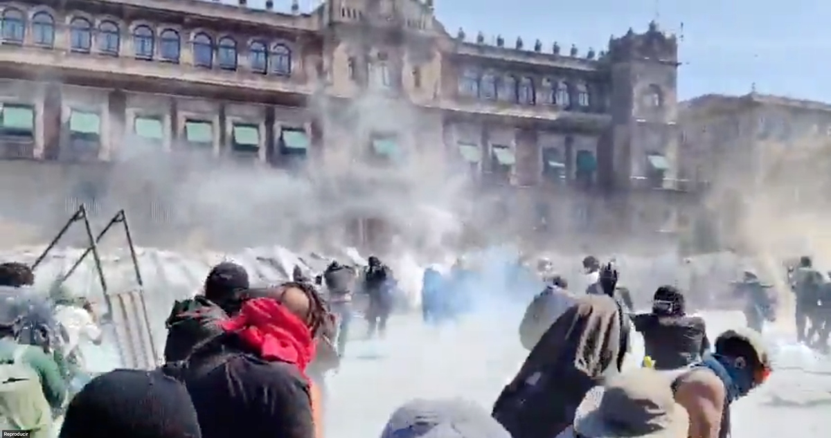 VIDEOS y FOTOS ¬ Linchan a policías en marcha derechista.