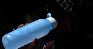 Puedes tener una botella consentida para llenar de agua y llevar a todas partes, pero los expertos advierten que deben lavarse regularmente.