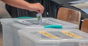 Izquierda aventaja elección presidencial de Chile.