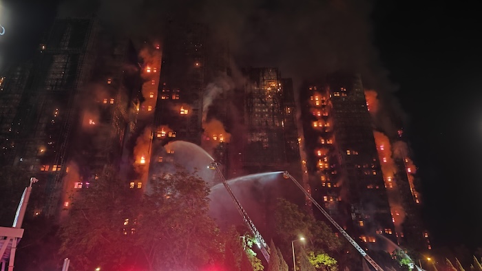 El nuevo balance de las autoridades de Hong Kong elevó a 146 los muertos en el incendio registrado en el gran complejo de apartamentos Wang Fuk.