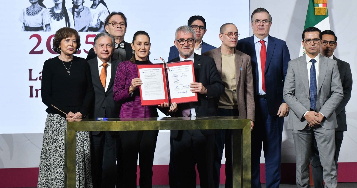 La Presidenta Claudia Sheinbaum firma el convenio con Mateo Valero, director del Centro de Supercómputo de Barcelona.