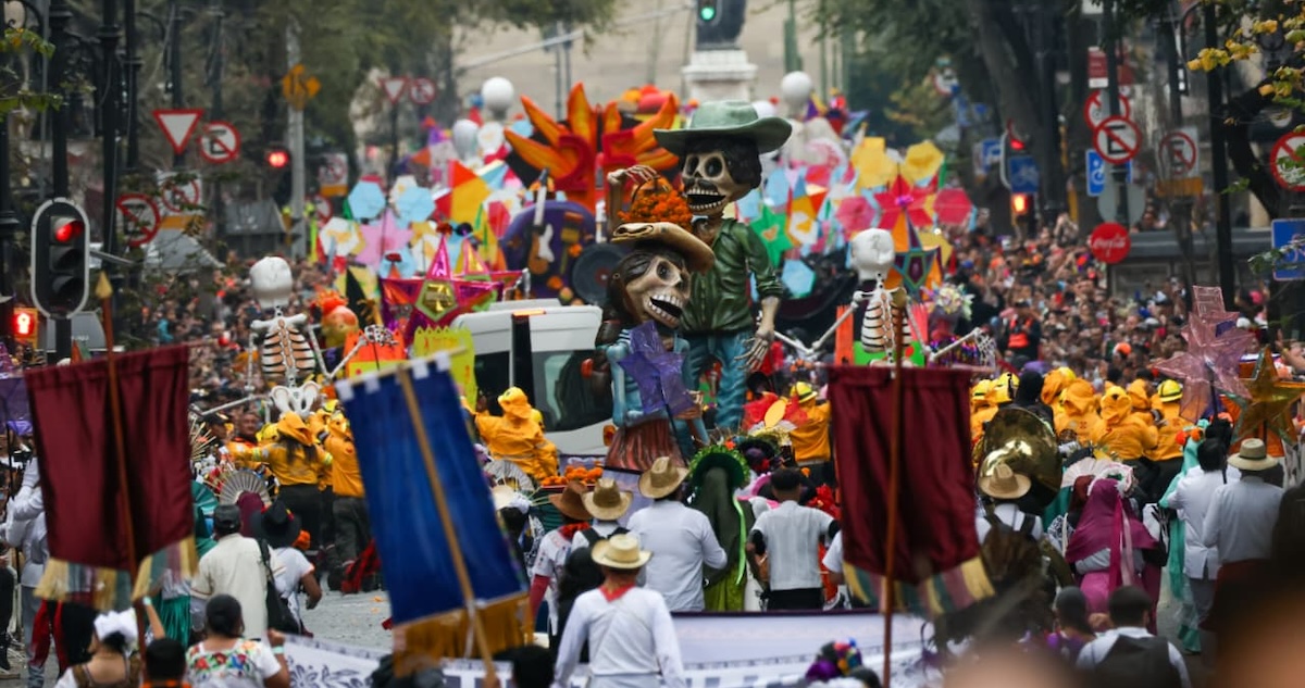 Las principales calles de la CdMx se llenaron con cientos de coloridas calaveras con motivo del Gran Desfile del Día de Muertos 2025.
