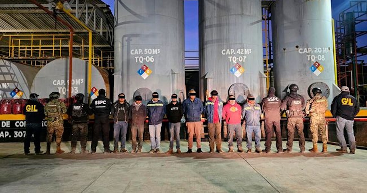 La Marina detuvo a ocho personas que presuntamente están relacionadas con robo de hidrocarburos y decomisaron 250 mil litros de huachicol en Veracruz.