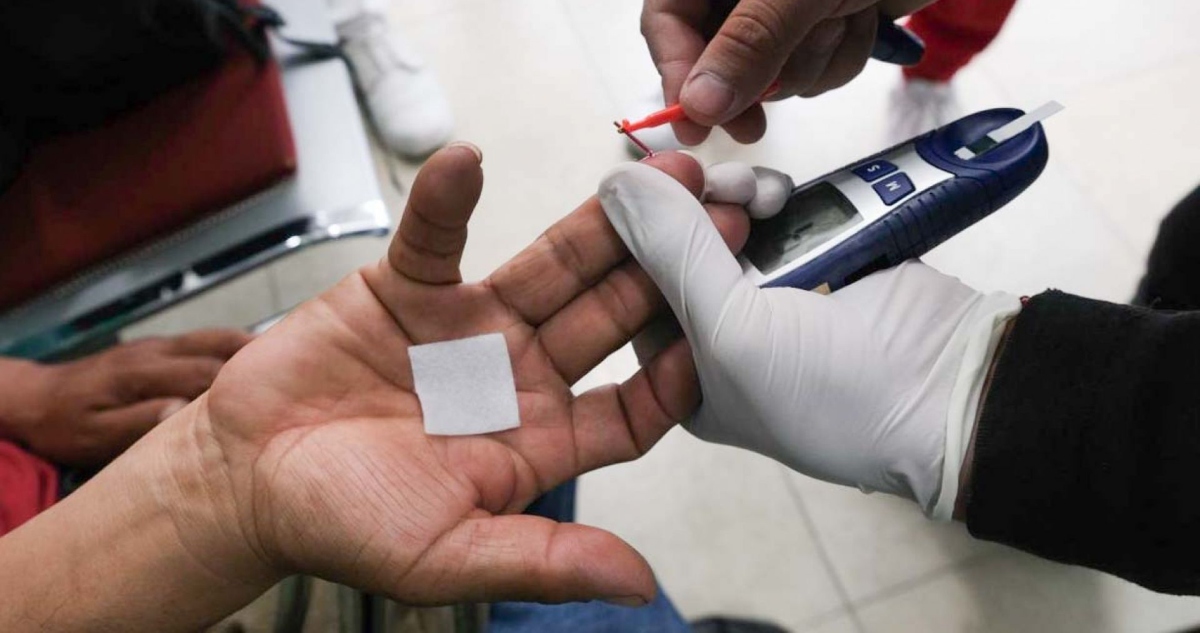 Expertos advierten del auge de falsas recomendaciones en redes sociales, como el consumo de vinagre de manzana sin filtrar, para controlar la glucosa.