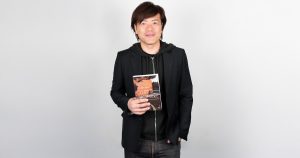 El novelista japonés Keiichiro Hirano exploró en entrevista con SinEmbargo los complejos temas de la identidad, la memoria y el profundo anhelo humano por reinventarse. Foto: Irvin Lujano Cruz. cortesía Hachette Livre México.