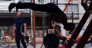 Jóvenes realizan ejercicio