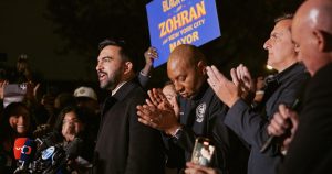 Zohran Mamdami, un socialista demócrata de 34 años, musulmán y migrante, será Alcalde de Nueva York, la urbe más poderosa de Estados Unidos y símbolo del capitalismo en el mundo.