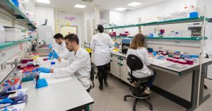 En Estados Unidos (EU) se registró el primer embarazo con ayuda de la IA en un caso de infertilidad masculina, según informó la Universidad de Columbia.