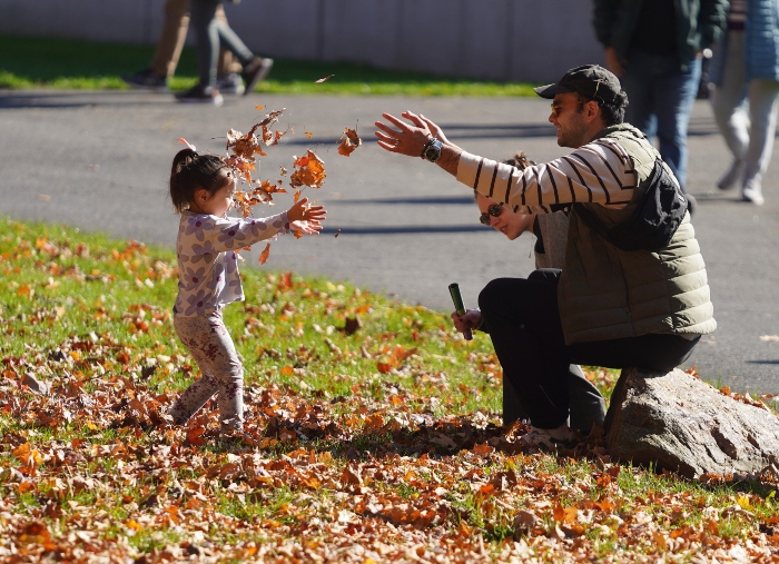 Niña jugando en el Jardín Botánico de Nueva York, en Nueva York, Estados Unidos