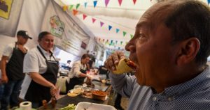 El estrés puede provocar cambios significativos en los hábitos alimenticios, haciendo que algunas personas coman en exceso y otras pierdan el apetito.