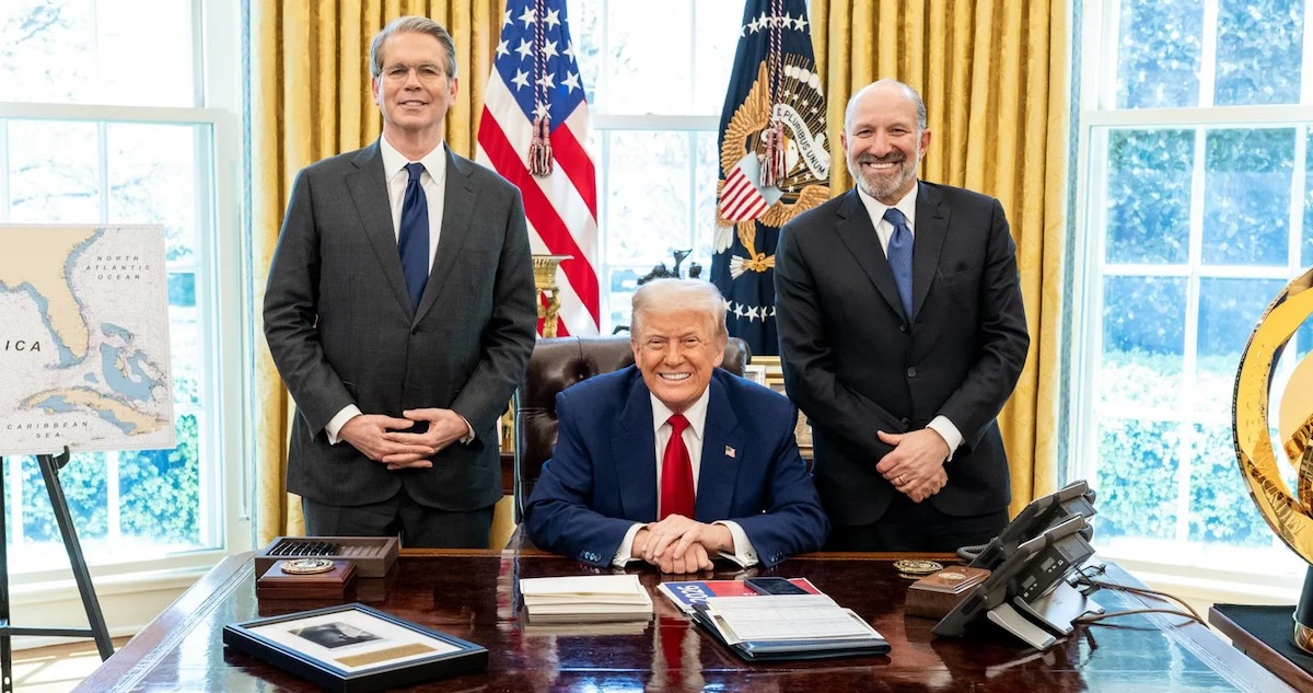 El Secretario del Tesoro de EU anunció que el gobierno recortará los beneficios fiscales para migrantes y además elevará la revisión de las remesas.