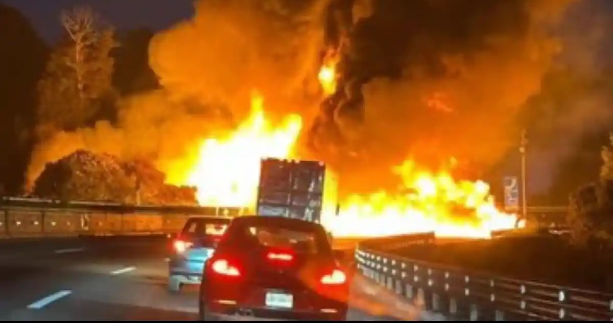 La explosión de una pipa cargada con combustible provocó un incendio en la autopista México-Puebla, a la altura de Río Frío.