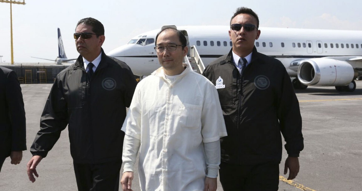 Dos elementos de la extinta PGR llevan a Zhenli Ye Gon en 2016, tras ser extraditado a México desde EU.