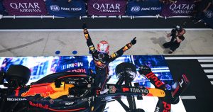 Max Verstappen se adjudicó el Gran Premio de Qatar por delante de un Oscar Piastri que llegará también con opciones de ser campeón a la última cita del Mundial.