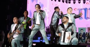 Procuraduría de BC investiga a Grupo Firme por cantar narcocorrido en concierto