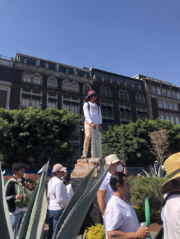 Asistentes a la marcha llamada de la Generación Z llevaron imágenes religiosas.