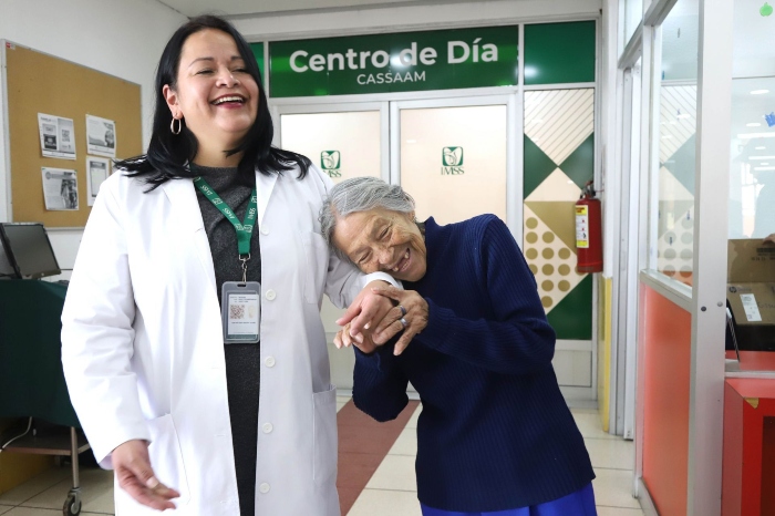 Elderly woman in the IMSS