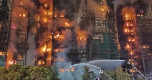 El balance de muertos a causa del incendio que afectó a varios rascacielos de Hong Kong aumentó a 128, según confirmaron las autoridades locales.