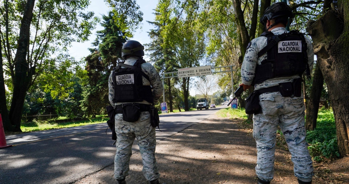 Militares participan en el Operativo Paricutín, un despliegue de seguridad a gran escala implementado por el gobierno federal en el estado de Michoacán, incluyendo Uruapan, con el objetivo de contener la delincuencia y "sellar" el estado para impedir el libre movimiento de grupos criminales. Foto: Juan José Estrada, Cuartoscuro