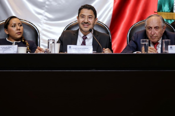 Martí Batres, Director General del ISSSTE, en la Cámara de Diputados