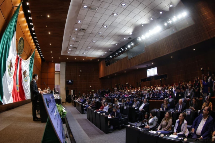 Martí Batres, Director General del ISSSTE, en la Cámara de Diputados