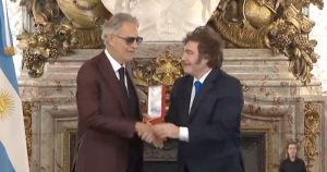 Javier Milei no da una y pasa momento bochornoso con Andrea Bocelli