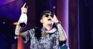 El cantante de corridos tumbados Junior H acudió a la Fiscalía de Jalisco a rendir su declaración por una carpeta de investigación en su contra por apología del delito.