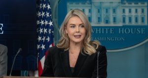 Agentes del ICE detienen a familiar de Karoline Leavitt, portavoz de la Casa Blanca