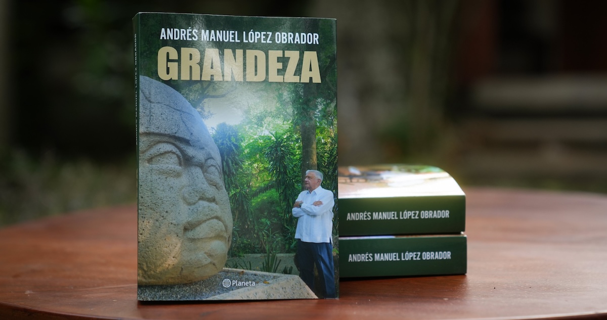 El expresidente AMLO presentó su nuevo libro, "Grandeza", y anunció que el próximo año publicará un segundo texto de la serie, que se titulará "Gloria".