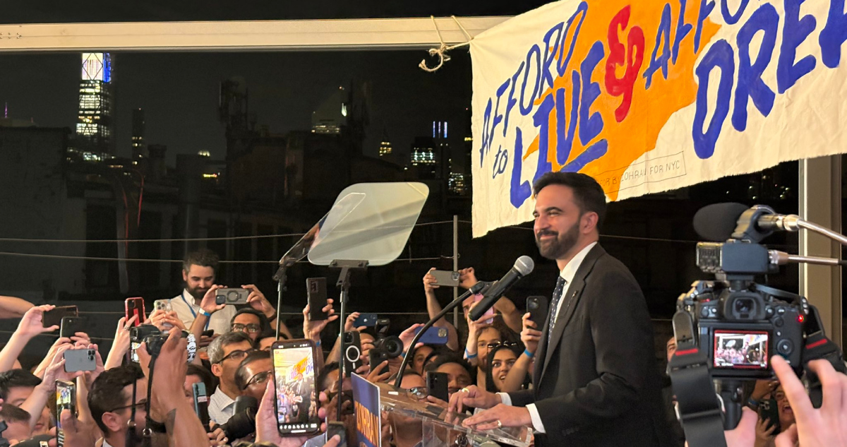 Zohran Mamdani, joven político estadounidense de origen ugandés, se perfila como la figura favorita de los electores neoyorquinos para gobernar Nueva York.