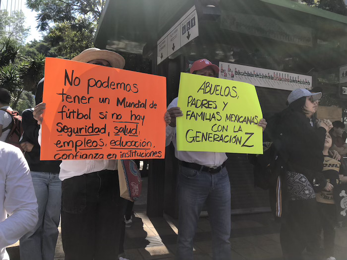 "No podemos tener un Mundial de fútbol si no hay seguridad, salud, empleos, educación.confianza en instituciones", señaló una manifestante de la marcha de la generación Z en la CdMx.