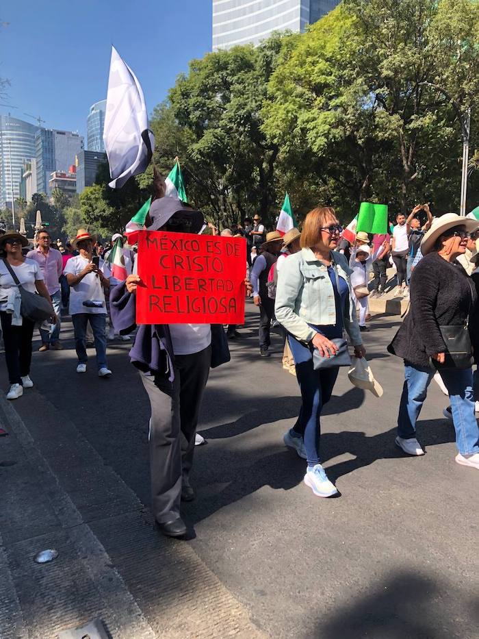 “México es de cristo. Libertad religiosa”, señaló una manifestante de la protesta del 15 de noviembre de 2025 en la Ciudad de México.