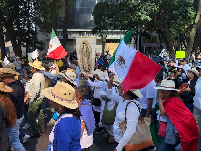 Asistentes a la marcha llamada de la Generación Z llevaron imágenes religiosas.