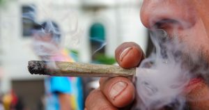 Investigadores dicen que la "sobriedad californiana" consiste en sustituir el alcohol por cannabis y está ganando popularidad en la sociedad estadounidense.
