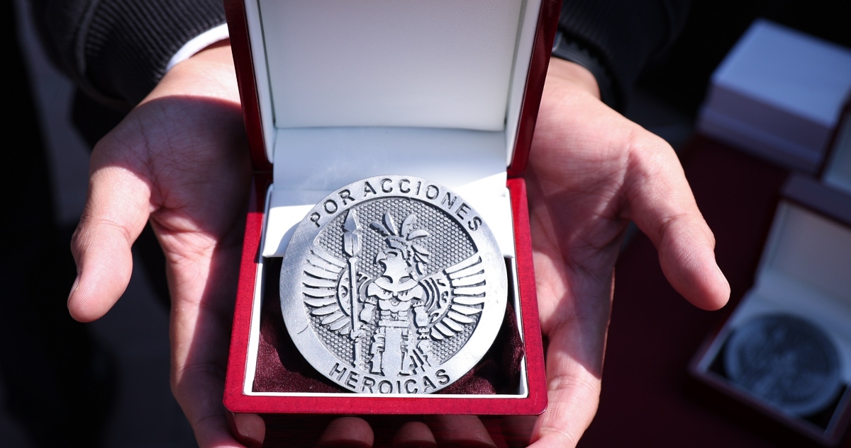 Medalla póstuma por la explosión de una pipa en Iztapalapa